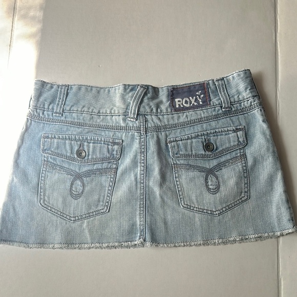 Roxy Denim Mini Skirt - Size 9 - Light Wash Frayed Hem - Picture 4 of 16
